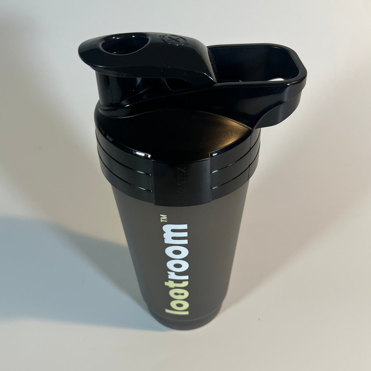 Lootroom Shaker lid from above, flip cap over the drinking spout and carry loop
