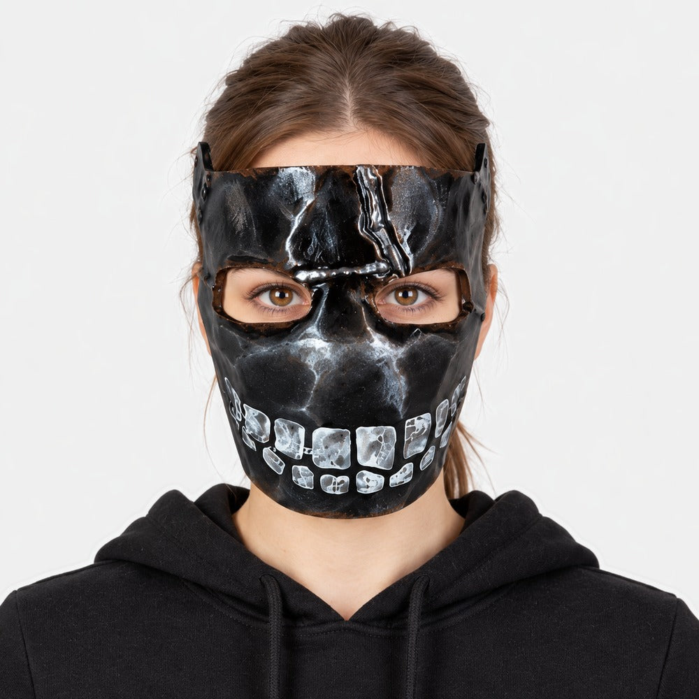 Frau im schwarzen Hoodie trägt die Rust Big Grin Facemask mit weiß aufgemalten Zähnen, von vorn.